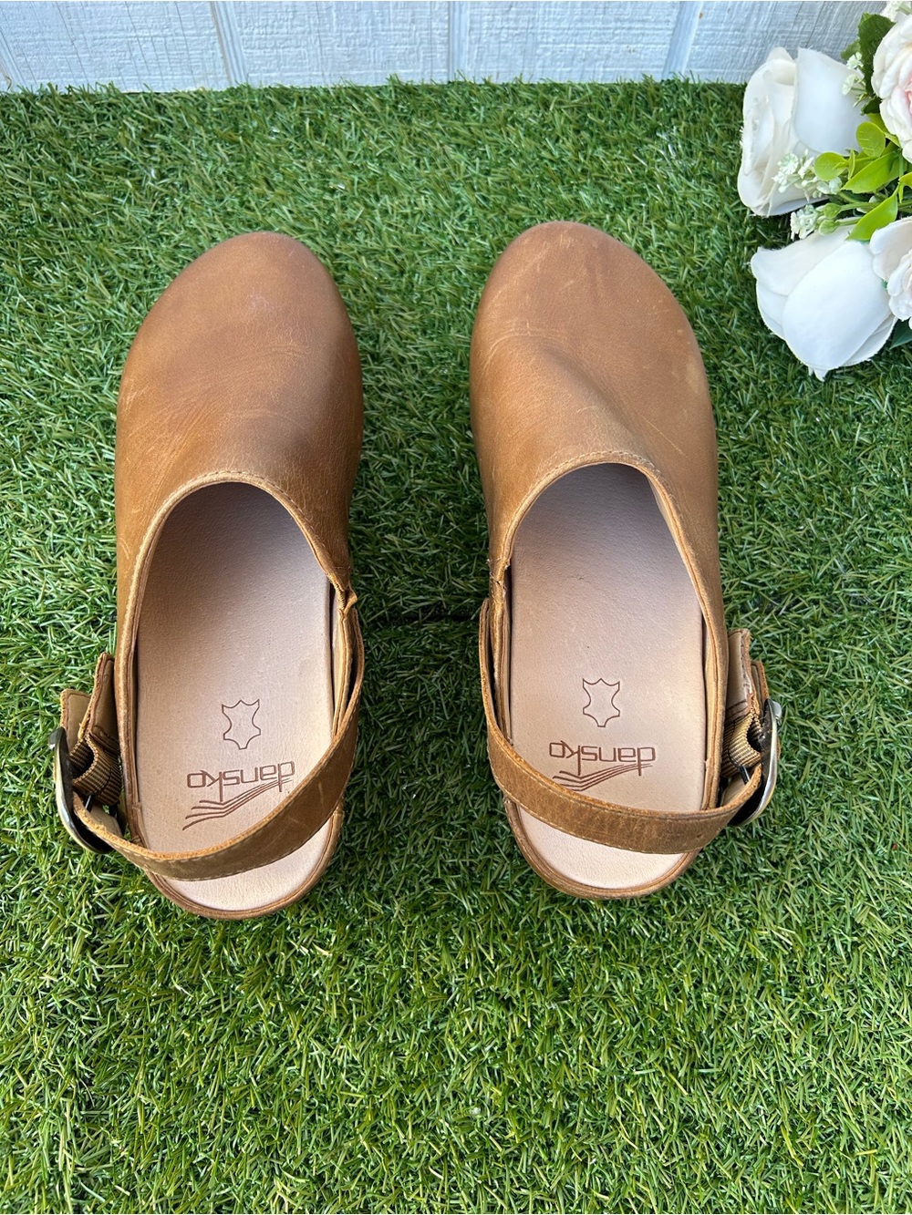 Dansko Baylor Women's Clogs Tan
Oiled Pull Up Leather
$154.95 size 37 US 6.5-7 - Picture 12 of 16